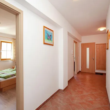 Flat In Near Lift アパート