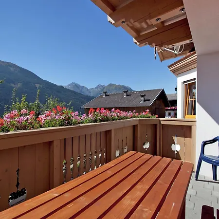 Flat In Near Lift アパート *