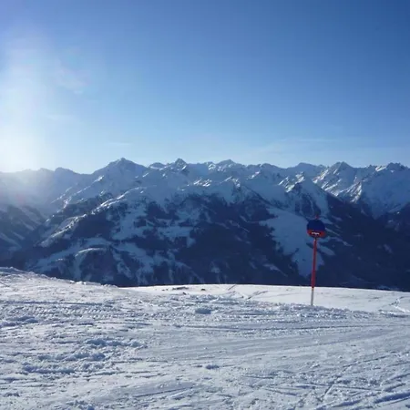 Flat In Near Lift アパート *