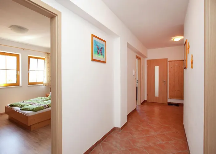 Flat In Near Lift شقة