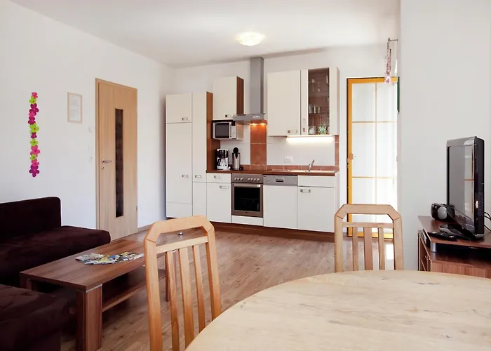 Flat In Near Lift شقة